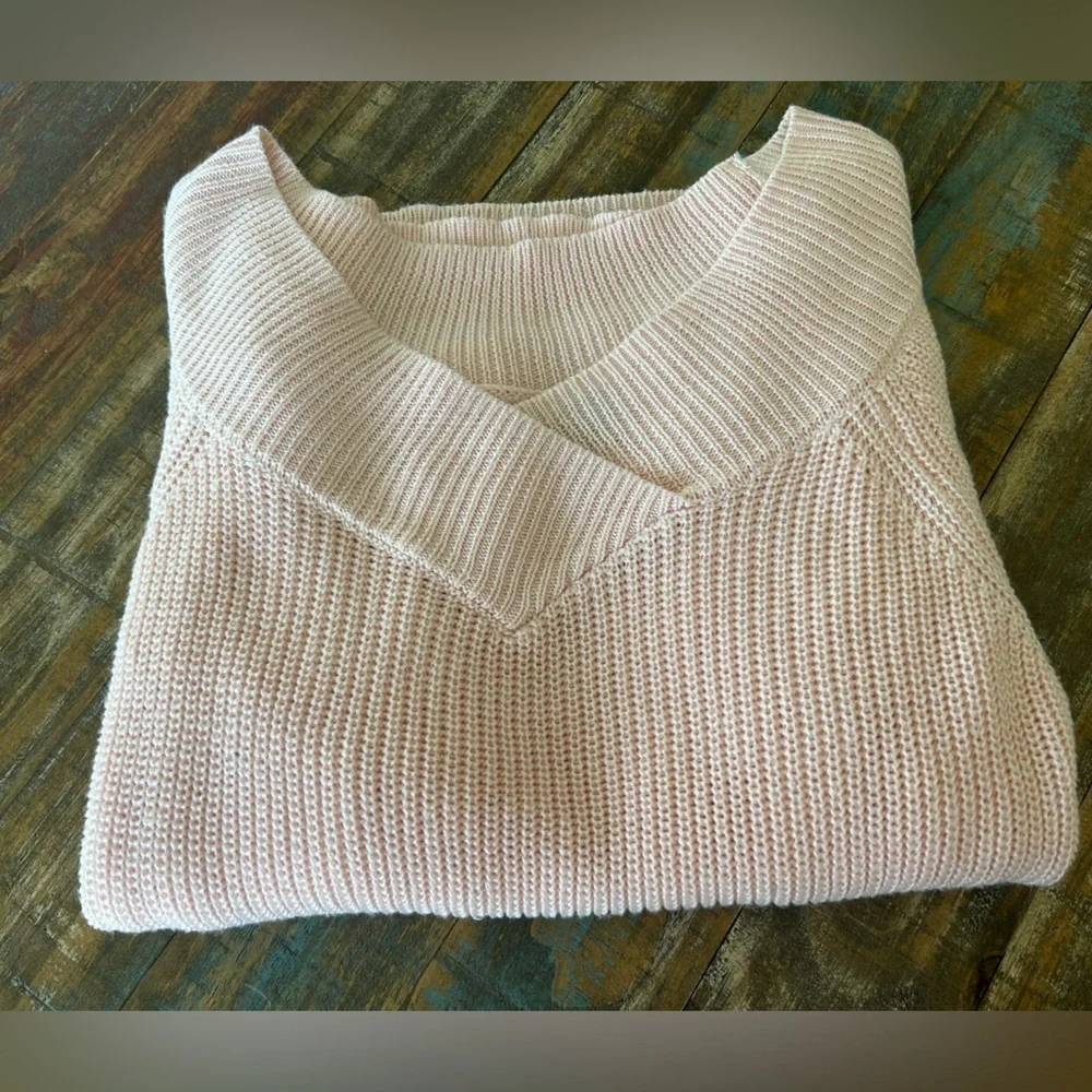 NWOT Soho New York & Company Women’s Ribbed Knit V-Neck Pullover Sweater